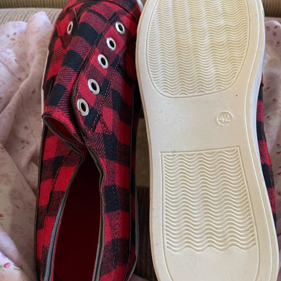 Womens Size 10 Black and Red Check Shoes - Picture 2 of 2